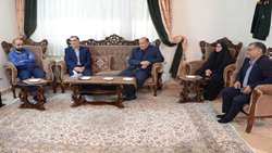 دیدار معاون رئیس جمهور و رئیس بنیاد شهید و امور ایثارگران با خانواده شهید نائینی